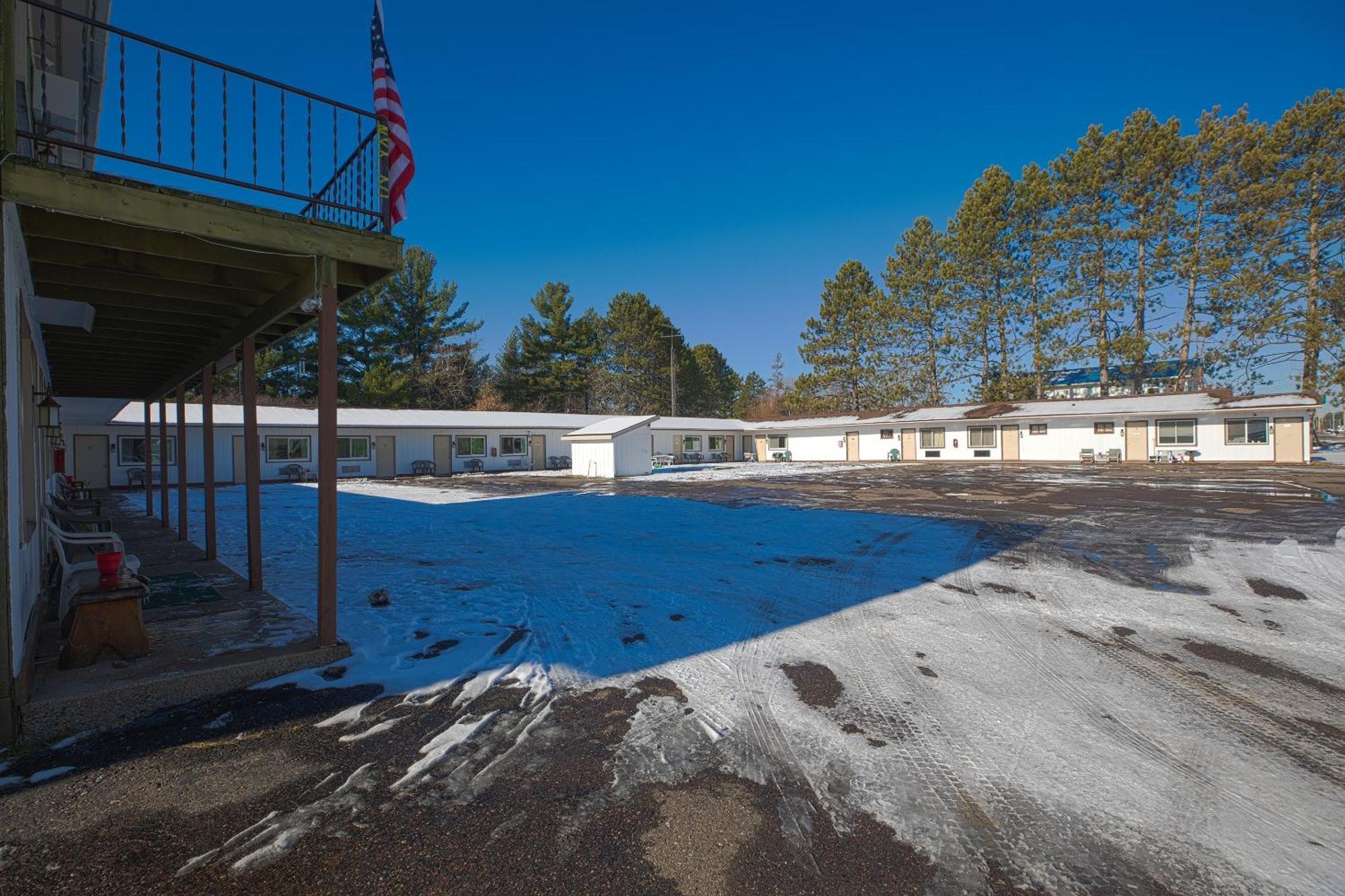 Love Hotels Tomahawk By Oyo At Lake Mohawksin Wi Exterior photo